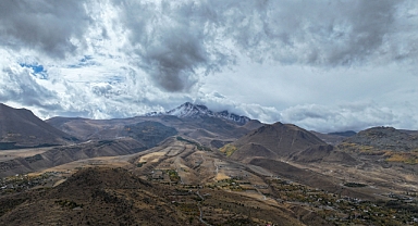 Erciyes Dağı’na Hacılar’dan Kartpostallık Bakış: Sezonun İlk Karı Düştü