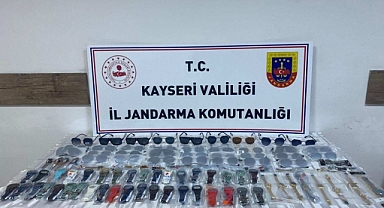 Kayseri’de Kaçak Saat ve Güneş Gözlüğü Operasyonu: 30 Bin Liralık Malzeme Ele Geçirildi