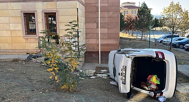 Ürgüp TOKİ’de Direksiyon Hakimiyetini Kaybeden Sürücü Apartman Duvarını Yıktı