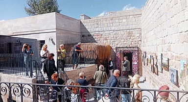 YUNAN MİSAFİRLERDEN KORAMAZ VADİSİ MÜZESİ’NDE DUYGULANDIRAN ZİYARET