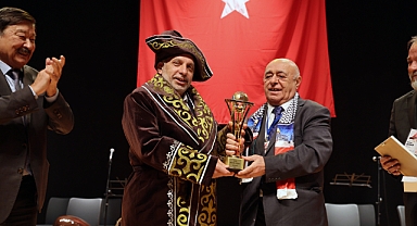 Çapan Giydirildi, Kazak Hanı İlan Edildi! Başkan Yalçın'a Türk Dünyası Üstün Hizmet Ödülü