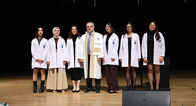 ERÜ Tıp Fakültesi’nde Dönem 1 Öğrencileri Beyaz Önlüklerini Törenle Giydi