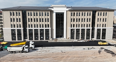 Kayseri Büyükşehir’den 2 Milyon TL’lik Asfalt Atağı: Yeni Hizmet Binası Çevresi Modernleşiyor