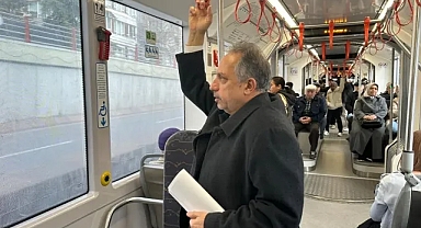 Bir selam, iki kelam, bolca tebessüm. Büyükşehir Meclis toplantısı yolunda tramvayda...