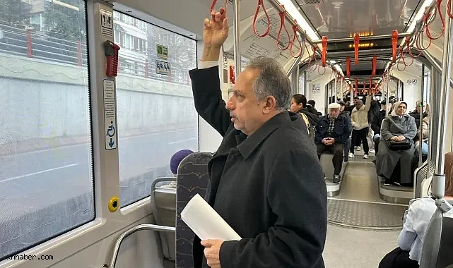 Bir selam, iki kelam, bolca tebessüm. Büyükşehir Meclis toplantısı yolunda tramvayda...