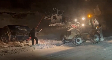 Kayseri Hacılar’da Kara Saplanan Otomobilde Mahsur Kalan 3 Kişi Kurtarıldı