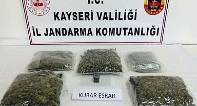 Kayseri Kocasinan'da Uyuşturucu Operasyonu: Araçta 4 Kilo 702 Gram Esrar Ele Geçirildi