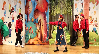 Başkan Amca’dan Karne Hediyesi: Talas’ta Çocuklar Tiyatro ile Tatili Karşıladı