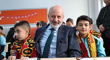 Başkan Çolakbayrakdar öğrencilerin karne heyecanına ortak oldu