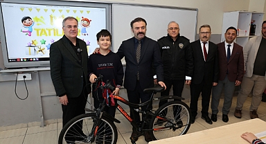 Başkan Özdoğan, Hacılar’da Öğrencilerin Karne Sevincine Ortak Oldu