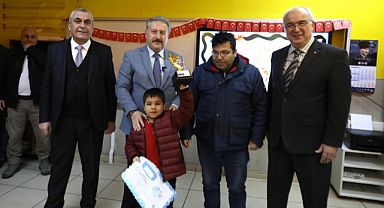 Başkan Palancıoğlu, yarıyıl tatiline giren öğrencilere karnelerini verdi