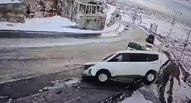 El freni çekilmeyen hafif ticari araç kaza yaptı; o anlar güvenlik kamerasında...