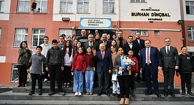 Kayseri’de Başkan Büyükkılıç Kariyer Günleri’nde Burhan Dinçbal Ortaokulu Öğrencileriyle Buluştu