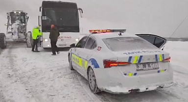 Kayseri'de Erciyes Yolunda Tipi Nedeniyle Mahsur Kalan Tur Otobüsündeki 44 Kişi Kurtarıldı