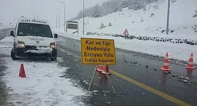 Kayseri’de Kar Yağışı Sonrası Erciyes Yolları Trafiğe Kapatıldı