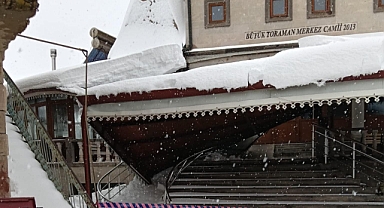 Kayseri’de Yoğun Kar Yağışı Cami Sundurmasını Çökertti