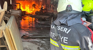 Kayseri Hacılar'da Mobilya Fabrikasında Yangın: Ekipler Hızla Müdahale Etti