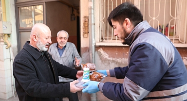 Kocasinan Belediyesi Gönül Kazan Projesi ile 65 Yaş Üstü Vatandaşlara Her Gün Sıcak Yemek Ulaştırıyor