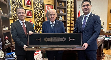 Özdemir ve Çiçek’ten Devlet Bahçeli’ye Selçuklu Kılıcı Hediye