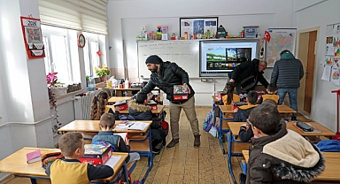 Talas Belediye Başkanı Mustafa Yalçın’dan Kırsal Mahallelerde Okuyan Öğrencilere Kışlık Ayakkabı Desteği