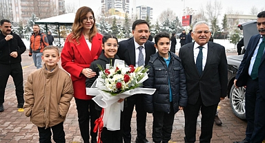 Vali Gökmen Çiçek ve Başkan Memduh Büyükkılıç, Kayseri’de Öğrencilerin Karne Sevincine Ortak Oldu
