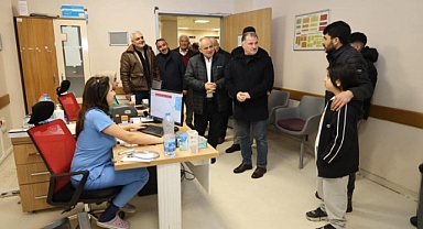 Yahyalı’da Başkan Esat Öztürk’ten Yılbaşı Gecesi Gece Mesaisindeki Emekçilere Ziyaret