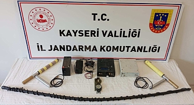 Yeşilhisar’da Zengibar Kalesi’nde İzinsiz Define Arama Operasyonu: 5 Kişi Suç Üstü Yakalandı