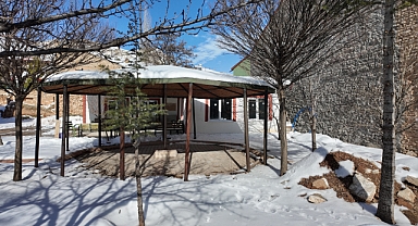 Büyükşehir’den Akkışla’ya Çifte Dokunuş: Taziye Evi Desteklendi, Halı Saha Yenilendi