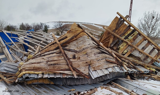 Develi'de Şiddetli Rüzgar Besi Çiftliğinin Çatısını Uçurdu! Hayvanlar Tedbir Amaçlı Nakledildi