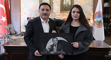 Genç Ressam Ekin Sultan Yıkılmaz’tan Vali Gökmen Çiçek’e Kara Kalem Portre
