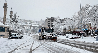 Hacılar’da Karla Mücadele Mesaisi Sürüyor: Belediyeden Sahada Yoğun Çalışma
