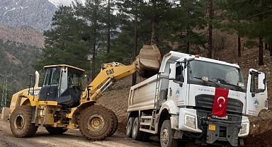 Kayseri Büyükşehir Belediyesi’nden Yahyalı’da Sel ve Heyelan Sonrası Hızlı Müdahale: Kapanan Yollar Açıldı