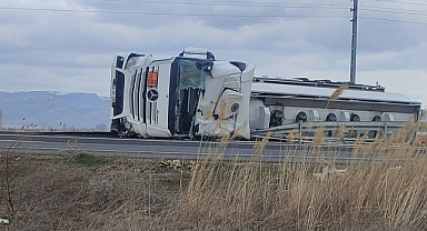 Kayseri’de Akaryakıt Yüklü Tanker Devrildi: Direksiyon Hakimiyetini Kaybeden Sürücü Yaralandı