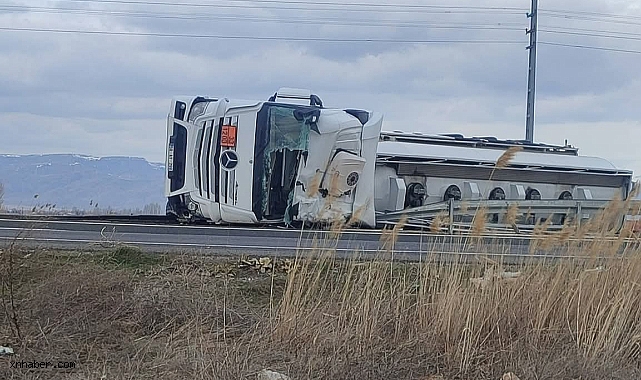 Kayseri’de Akaryakıt Yüklü Tanker Devrildi: Direksiyon Hakimiyetini Kaybeden Sürücü Yaralandı