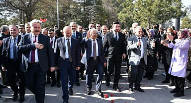 Kayseri'de Bayram Havasında Toplu İş Sözleşmesi Töreni: Başkan Büyükkılıç Çalışanlarla Coşkuyu Paylaştı