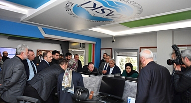 Kayseri’de Dikkat Çeken Görüntü: Başkan Büyükkılıç 185 Çağrı Merkezi’nde Vatandaşların Telefonlarını Cevapladı