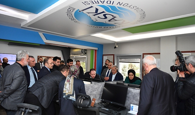 Kayseri’de Dikkat Çeken Görüntü: Başkan Büyükkılıç 185 Çağrı Merkezi’nde Vatandaşların Telefonlarını Cevapladı