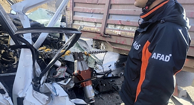 Kayseri'de Öğrenci Servisi TIR'a Çarptı: 1 Ölü, 7 Yaralı