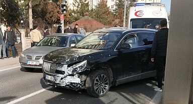 Kayseri'de Otomobil Yayalara Çarptı: 3 Kişi Yaralandı