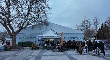 Kayseri’de Ramazan Bereketi: Gönül Sofraları Hunat Camii Önünde Vatandaşları Buluşturuyor