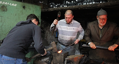 Kayseri'de Üç Kuşaktır Devam Eden Demircilik Geleneği: Dededen Toruna Aynı Dükkan