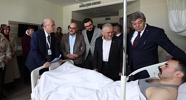 Kayseri’de Yaralı Özel Harekat Polisine AK Parti Heyetinden Ziyaret