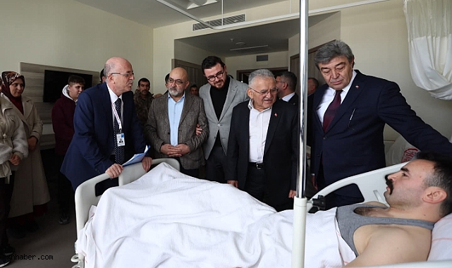 Kayseri’de Yaralı Özel Harekat Polisine AK Parti Heyetinden Ziyaret