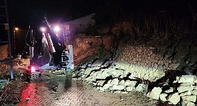  Kayseri’nin Özvatan ilçesinde etkili olan yağmur sonrası gece saatlerinde heyelan meydana geldi.