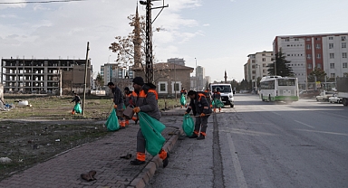 Melikgazi’de Şiddetli Rüzgar Sonrası Cadde ve Sokaklar Temizlendi