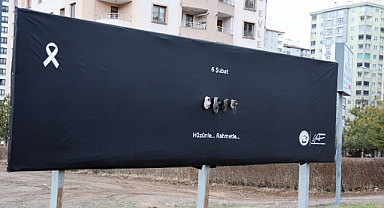 Talas Belediyesi’nden 6 Şubat Depremi Anması: “Hüzünle… Rahmetle…” Billboardları Dikkat Çekti