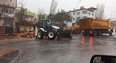 Yahyalı’da Şiddetli Rüzgar ve Sağanak Hayatı Felç Etti: Çatılar Uçtu, Sokaklar Sular Altında