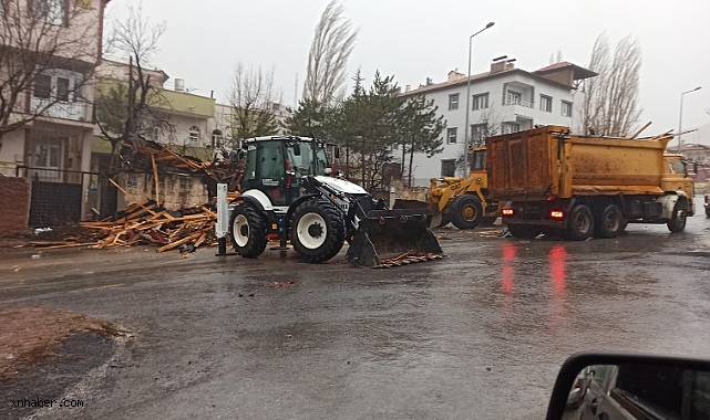 Yahyalı’da Şiddetli Rüzgar ve Sağanak Hayatı Felç Etti: Çatılar Uçtu, Sokaklar Sular Altında