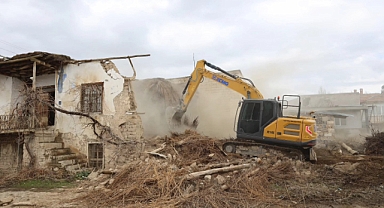 Yahyalı’da Tehlike Oluşturan Metruk Binalar Yıkılıyor
