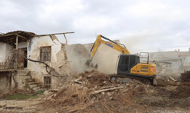 Yahyalı’da Tehlike Oluşturan Metruk Binalar Yıkılıyor